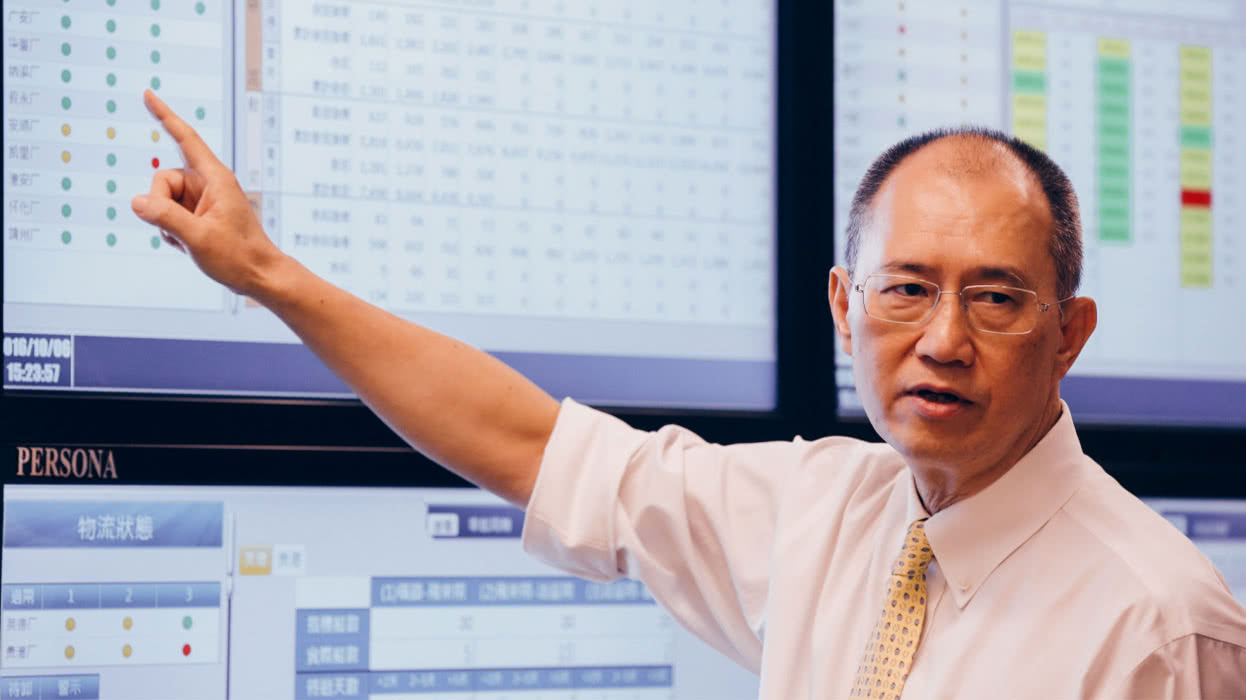 Chairperson Koo explained the TCC War Information Wall and how to apply big data to the management of production and sale to a reporter of the Mirror Media