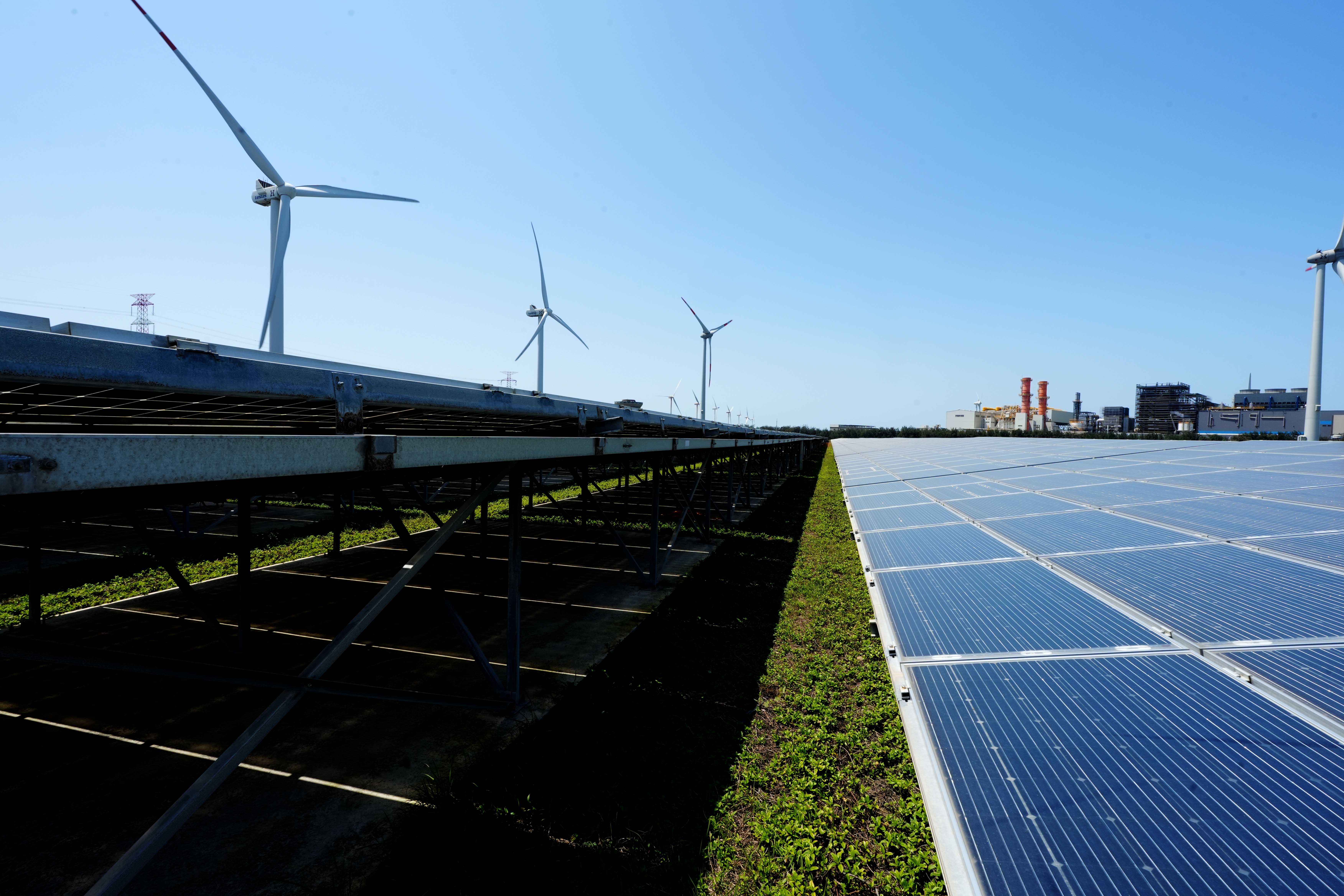 彰濱風光複合式電廠，太陽光電模組與風力機組共構